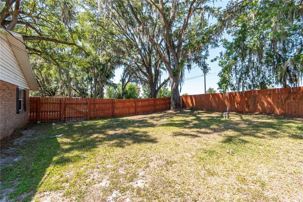 合同活跃: $224,000 (2 贝兹, 2 浴室, 1228 平方英尺)