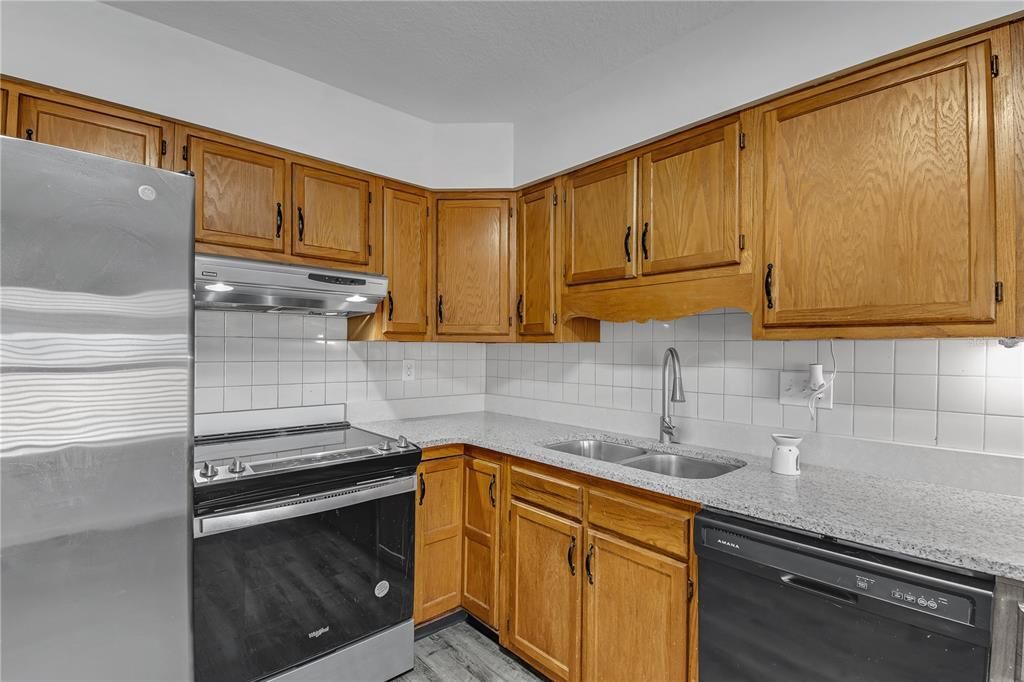 合同活跃: $224,000 (2 贝兹, 2 浴室, 1228 平方英尺)