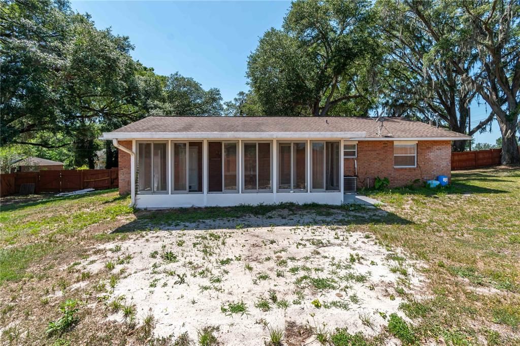 合同活跃: $224,000 (2 贝兹, 2 浴室, 1228 平方英尺)