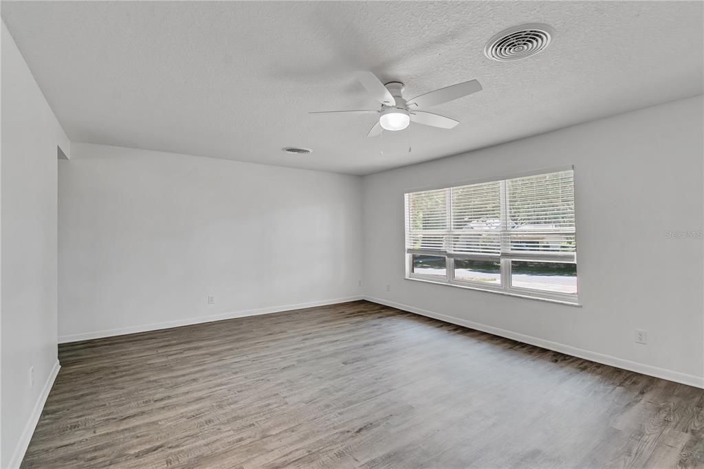 合同活跃: $224,000 (2 贝兹, 2 浴室, 1228 平方英尺)