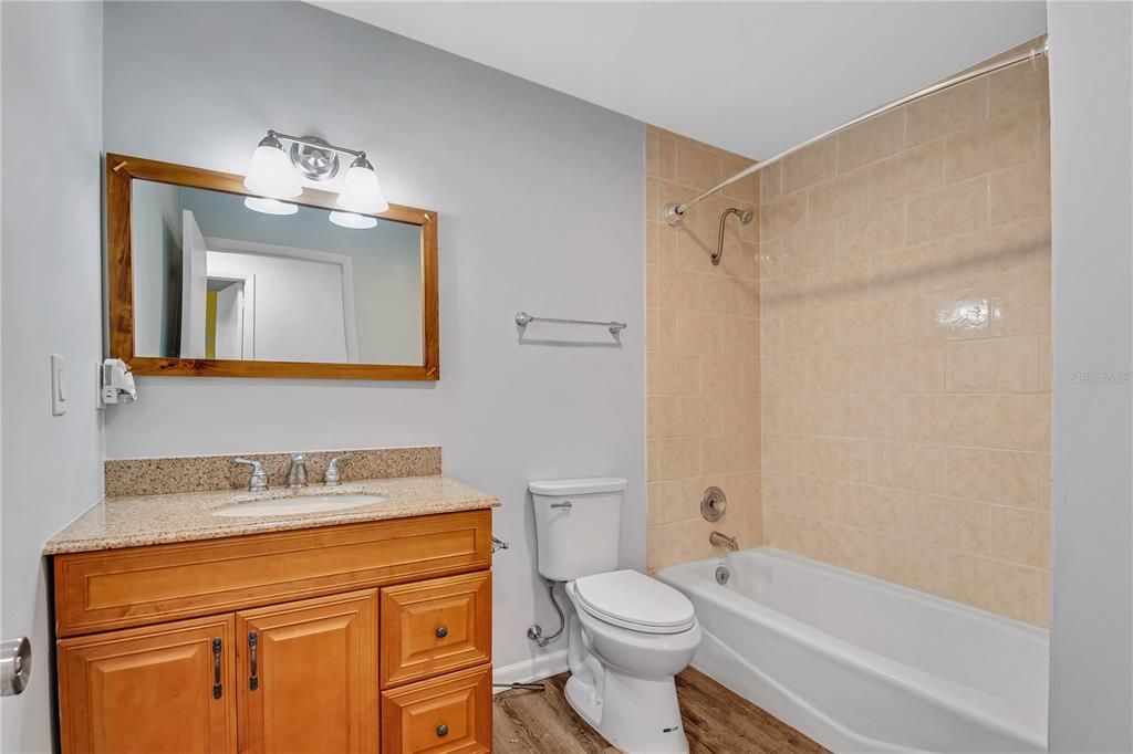 合同活跃: $224,000 (2 贝兹, 2 浴室, 1228 平方英尺)