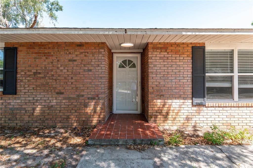 合同活跃: $224,000 (2 贝兹, 2 浴室, 1228 平方英尺)