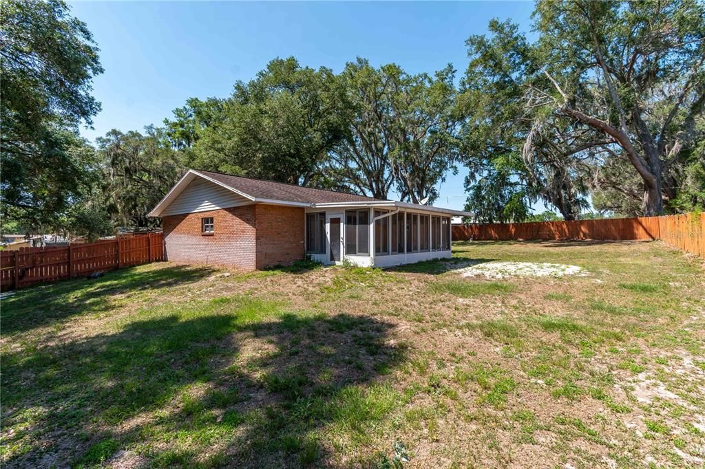 合同活跃: $224,000 (2 贝兹, 2 浴室, 1228 平方英尺)