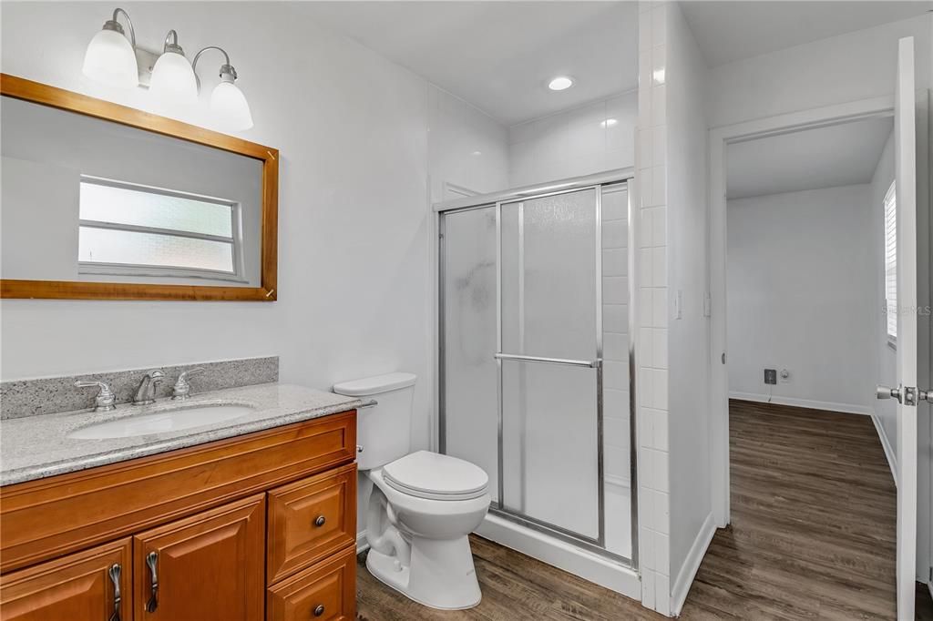 合同活跃: $224,000 (2 贝兹, 2 浴室, 1228 平方英尺)