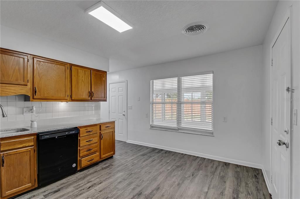 合同活跃: $224,000 (2 贝兹, 2 浴室, 1228 平方英尺)