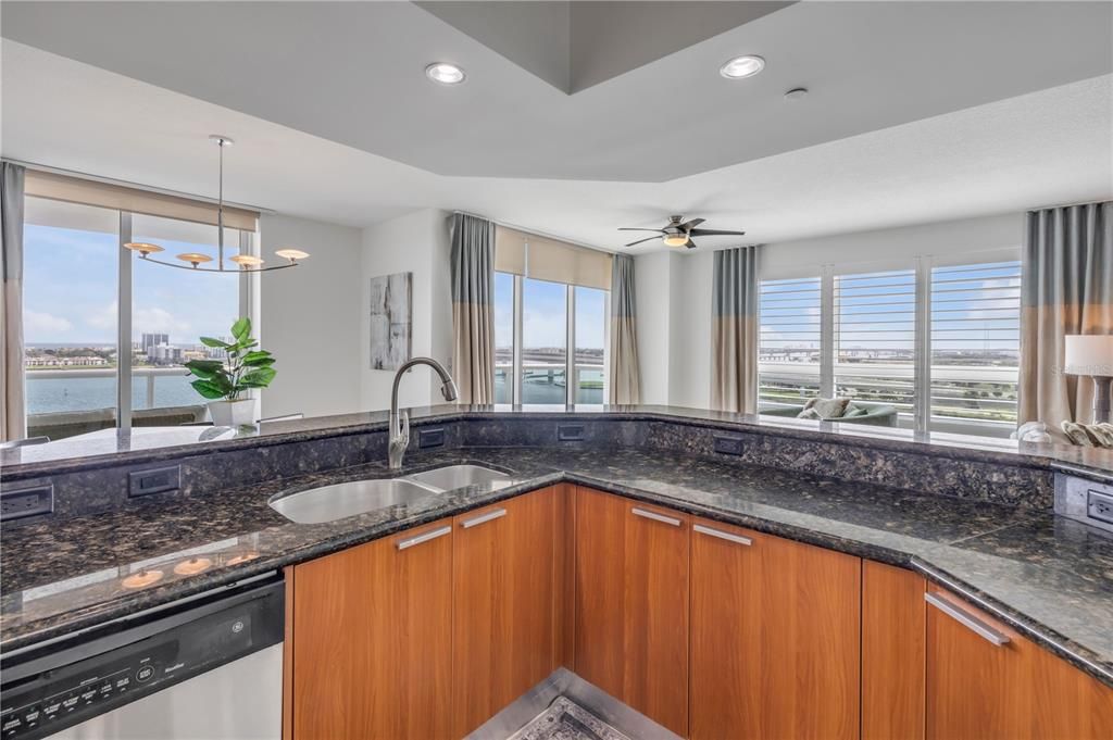 En Venta: $549,000 (3 camas, 3 baños, 2239 Pies cuadrados)