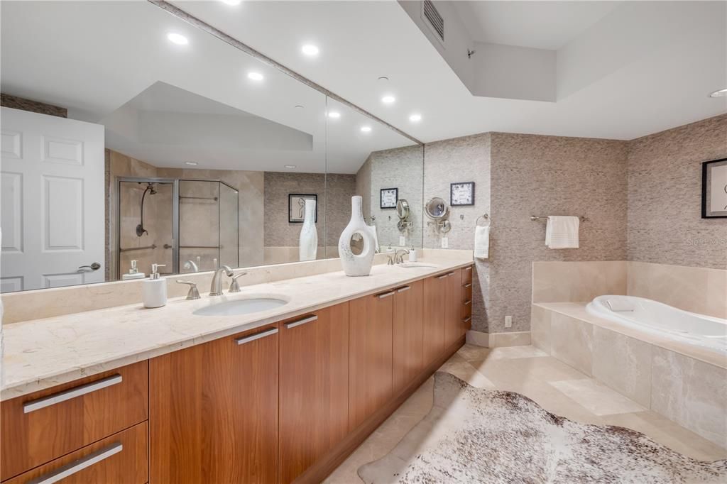 En Venta: $549,000 (3 camas, 3 baños, 2239 Pies cuadrados)