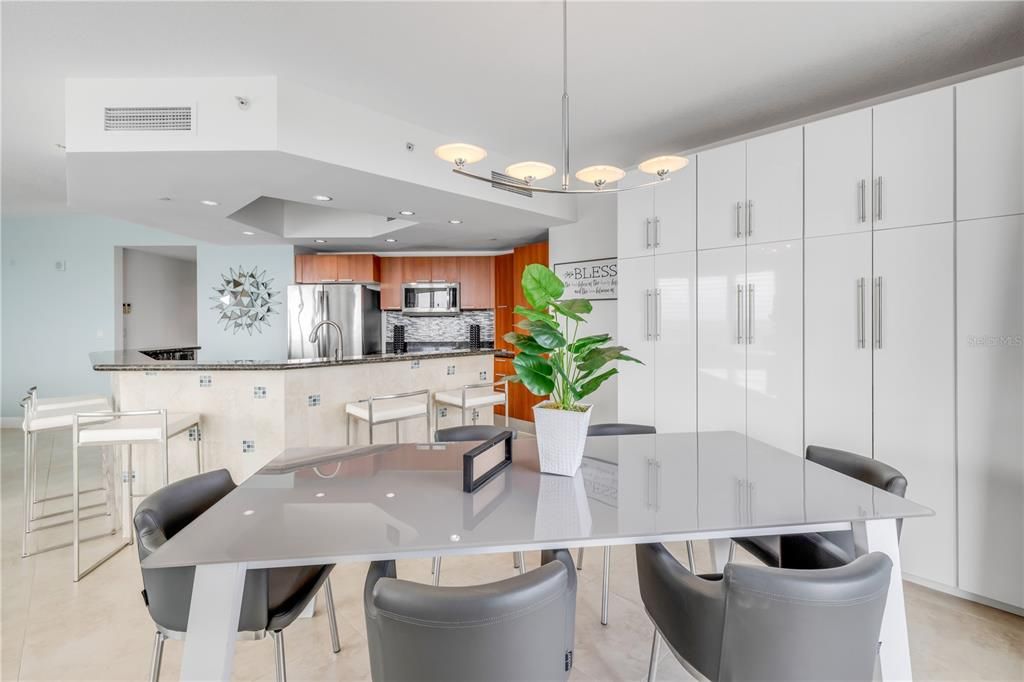 En Venta: $549,000 (3 camas, 3 baños, 2239 Pies cuadrados)