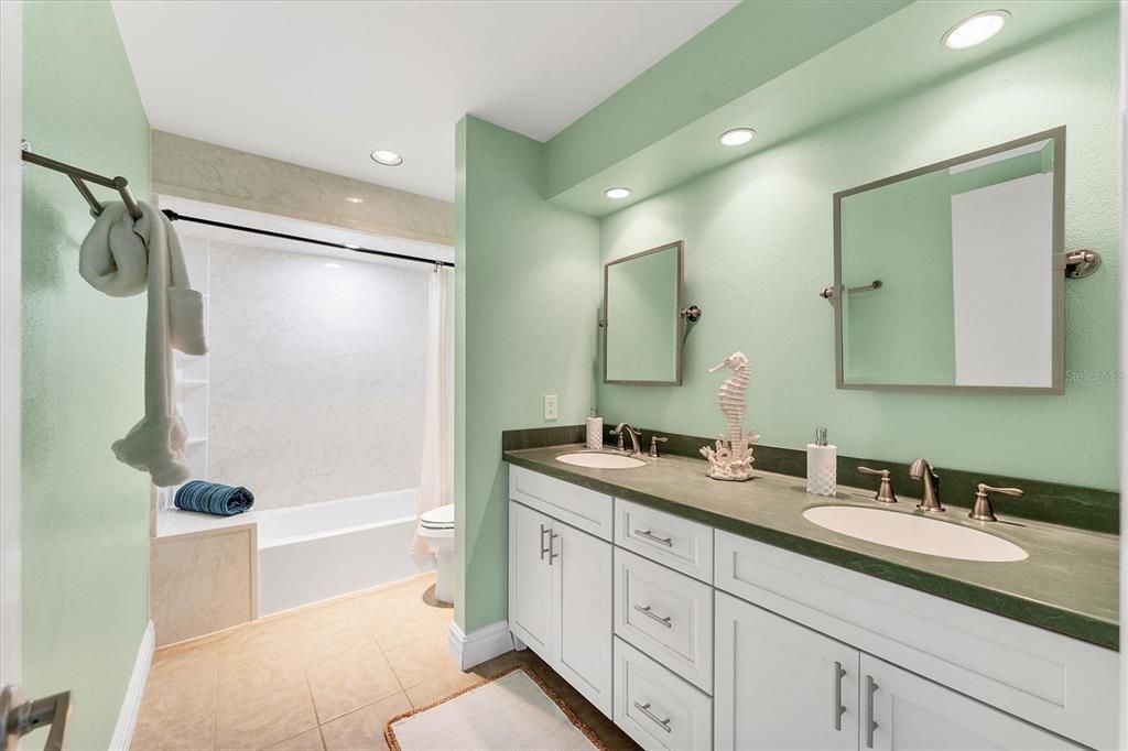 Activo con contrato: $2,999,999 (6 camas, 4 baños, 4529 Pies cuadrados)