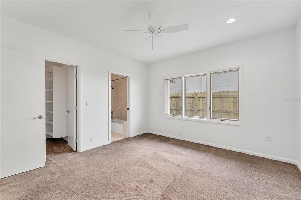 Activo con contrato: $2,999,999 (6 camas, 4 baños, 4529 Pies cuadrados)