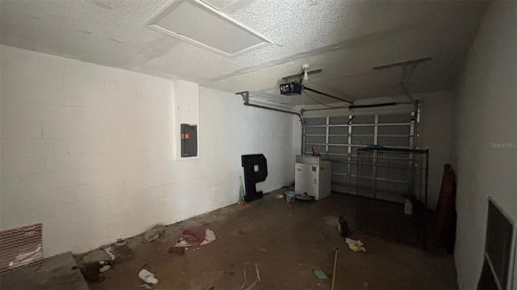 Active With Contract: $215,000 (3 beds, 1 baths, 988 Square Feet)