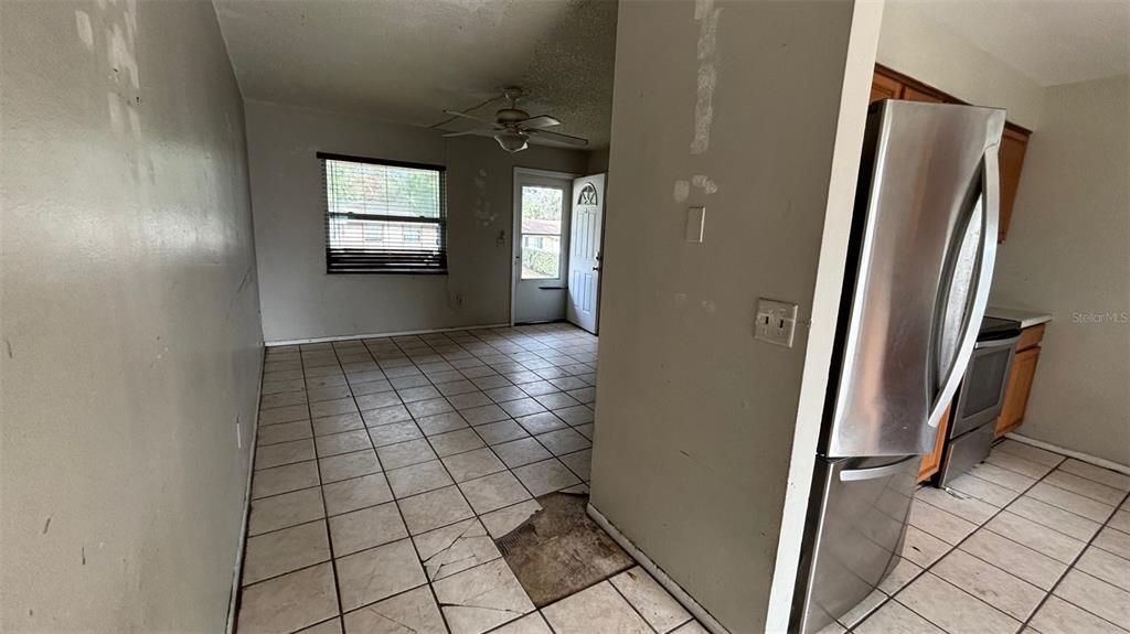 Active With Contract: $215,000 (3 beds, 1 baths, 988 Square Feet)