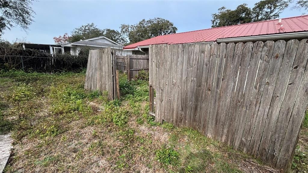 Active With Contract: $215,000 (3 beds, 1 baths, 988 Square Feet)