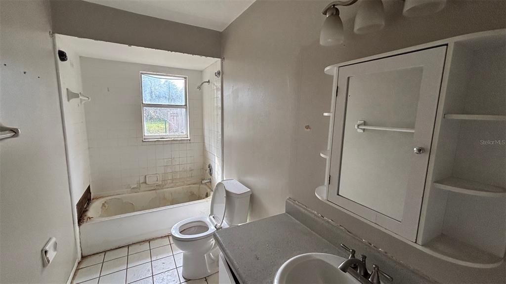 Active With Contract: $215,000 (3 beds, 1 baths, 988 Square Feet)