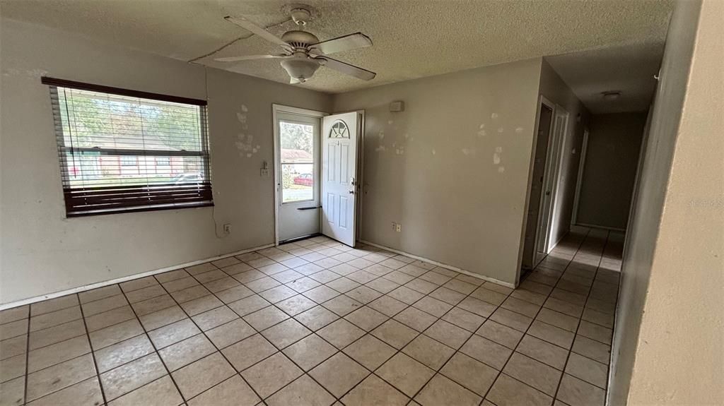 Active With Contract: $215,000 (3 beds, 1 baths, 988 Square Feet)