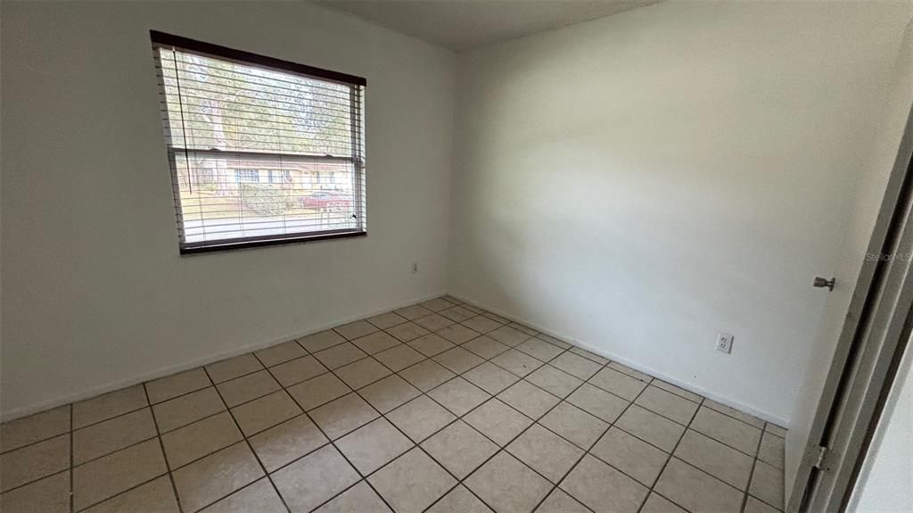 Active With Contract: $215,000 (3 beds, 1 baths, 988 Square Feet)