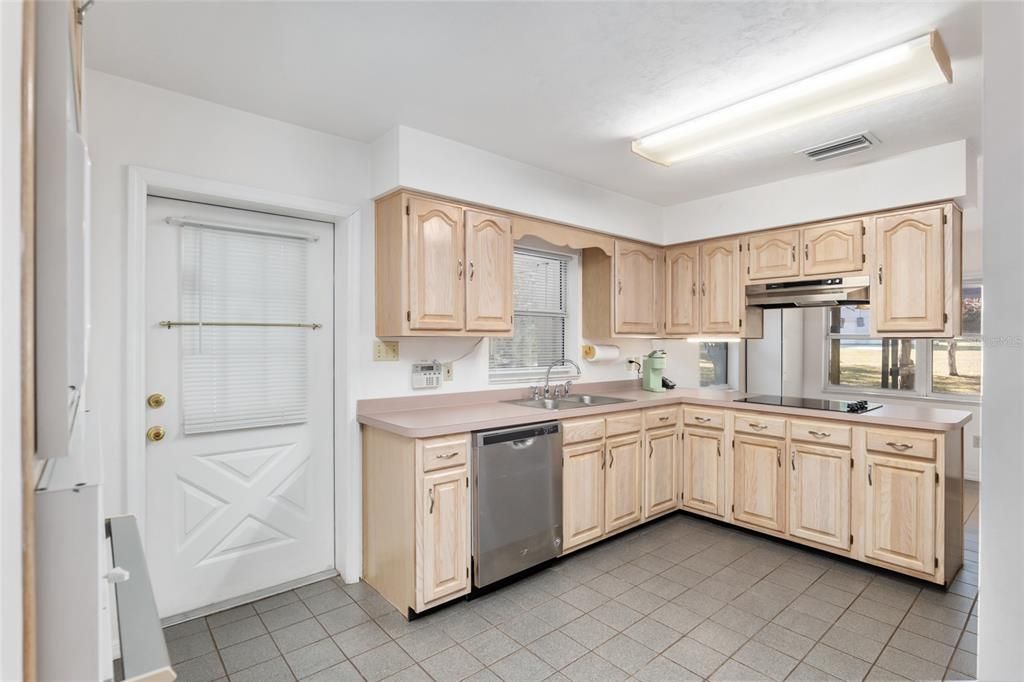 Activo con contrato: $439,000 (3 camas, 2 baños, 1836 Pies cuadrados)