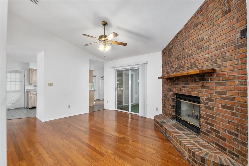 Activo con contrato: $439,000 (3 camas, 2 baños, 1836 Pies cuadrados)