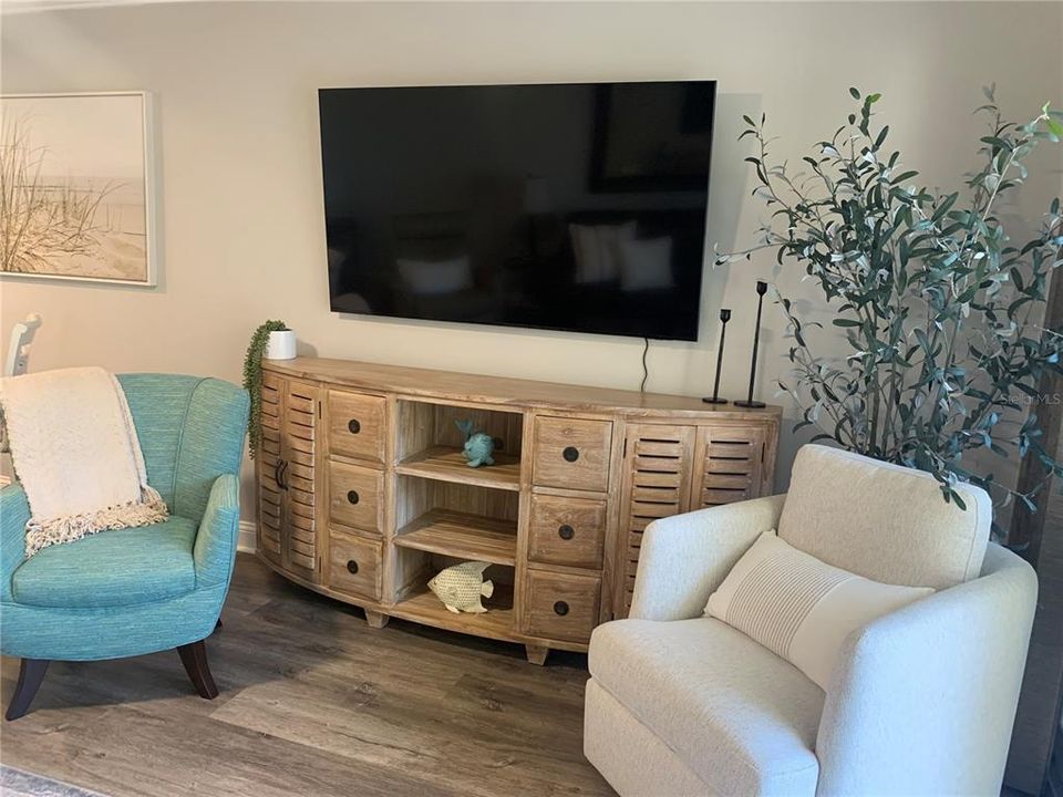 For Sale: $645,000 (2 beds, 2 baths, 1008 Square Feet)