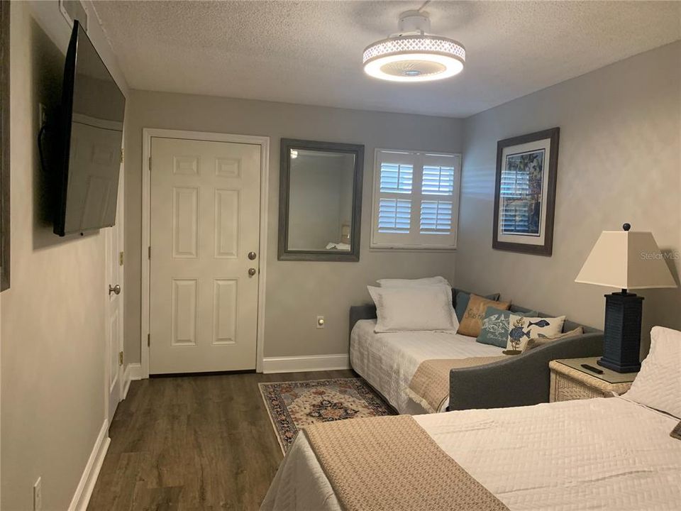 For Sale: $645,000 (2 beds, 2 baths, 1008 Square Feet)