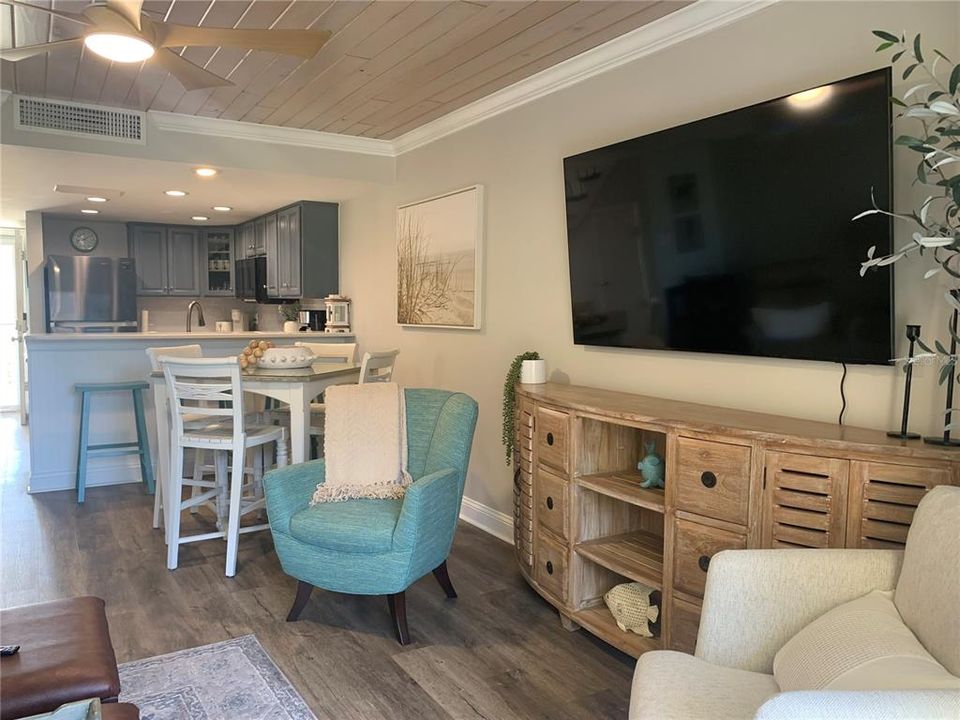 For Sale: $645,000 (2 beds, 2 baths, 1008 Square Feet)