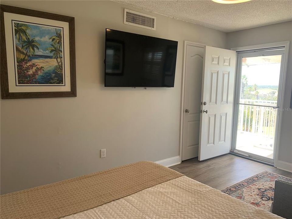 For Sale: $645,000 (2 beds, 2 baths, 1008 Square Feet)