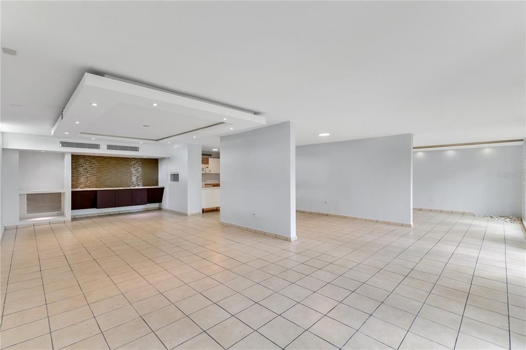 合同活跃: $320,000 (4 贝兹, 2 浴室, 2410 平方英尺)