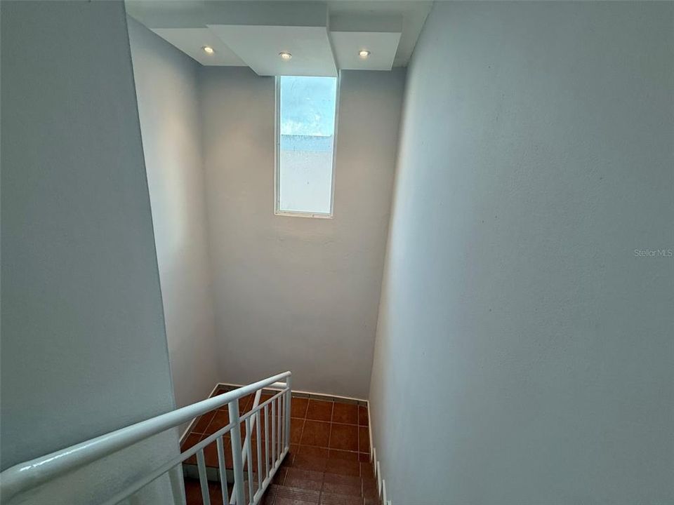 合同活跃: $320,000 (4 贝兹, 2 浴室, 2410 平方英尺)