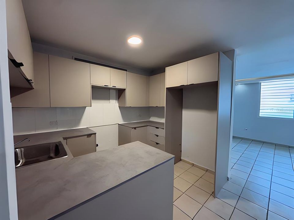 合同活跃: $320,000 (4 贝兹, 2 浴室, 2410 平方英尺)