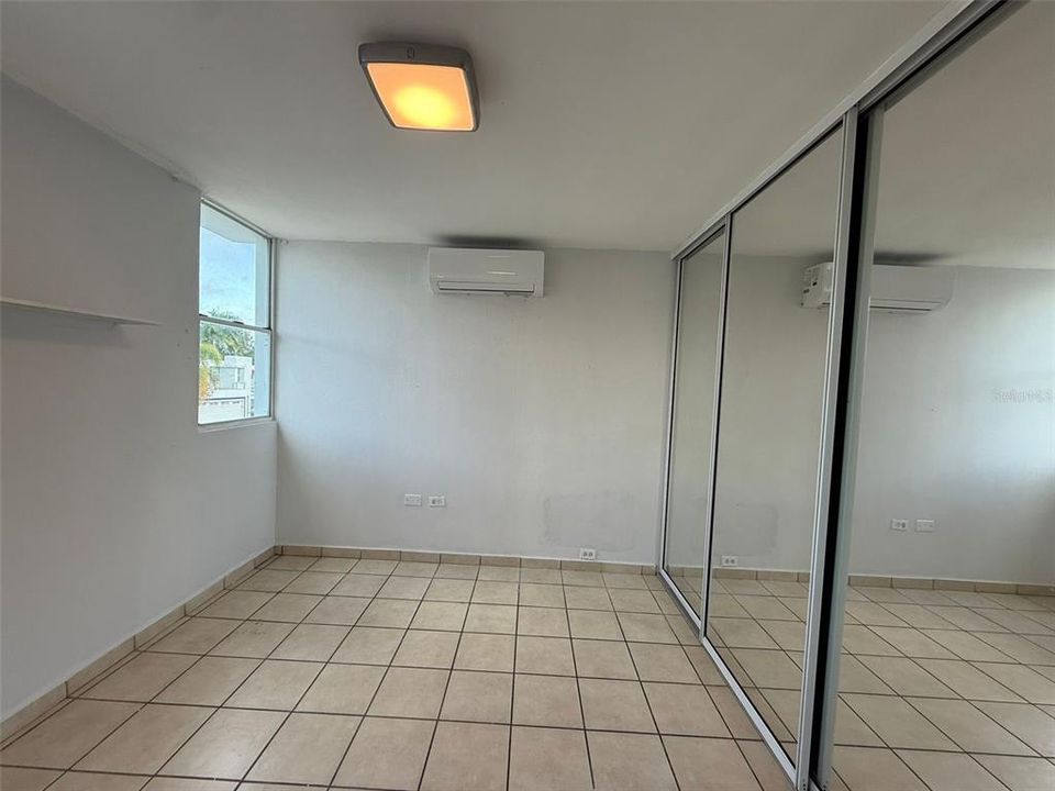 合同活跃: $320,000 (4 贝兹, 2 浴室, 2410 平方英尺)