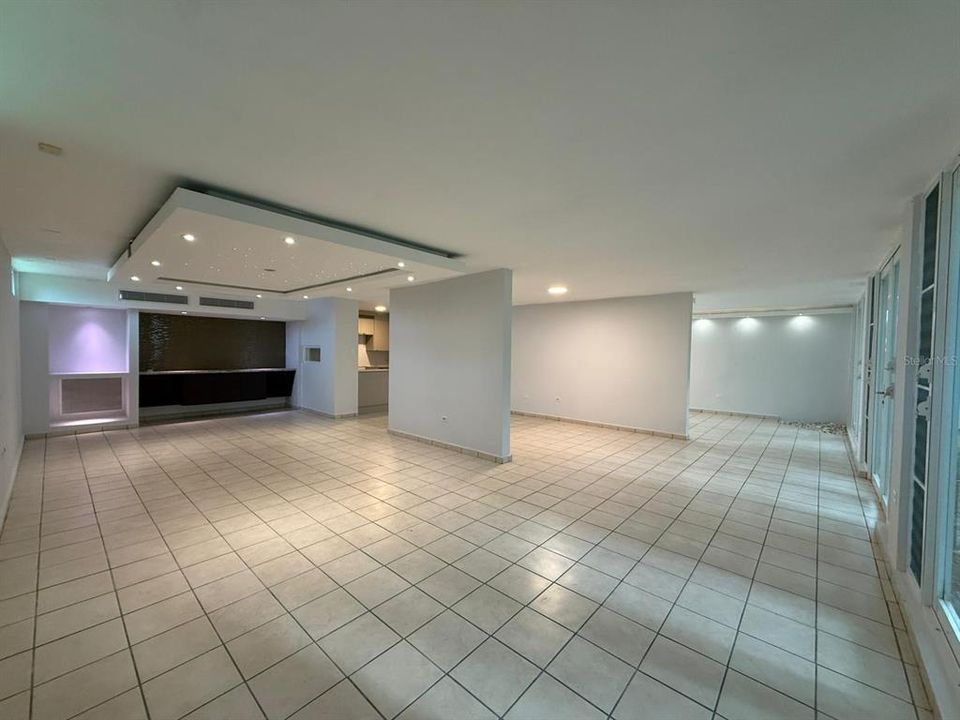 合同活跃: $320,000 (4 贝兹, 2 浴室, 2410 平方英尺)