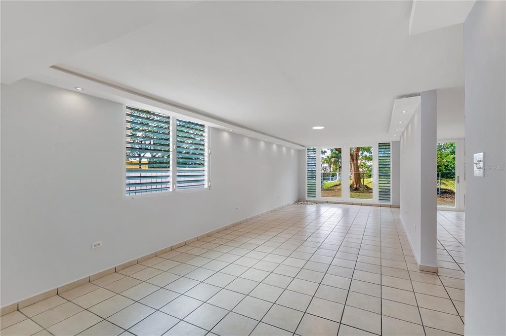 合同活跃: $320,000 (4 贝兹, 2 浴室, 2410 平方英尺)