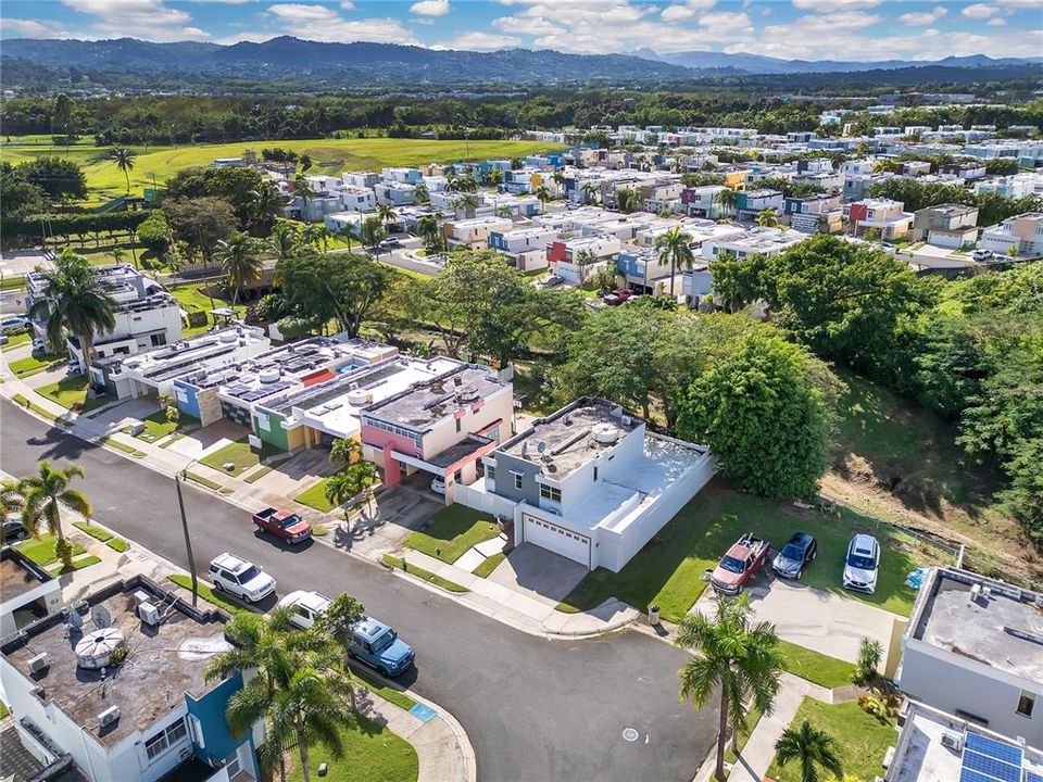 合同活跃: $320,000 (4 贝兹, 2 浴室, 2410 平方英尺)