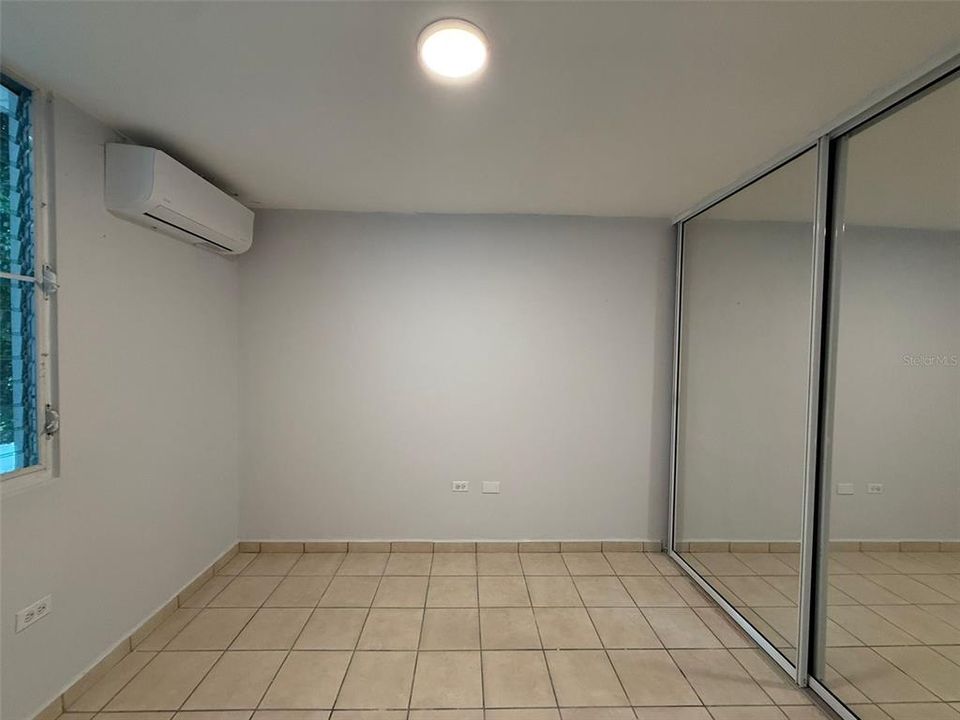 合同活跃: $320,000 (4 贝兹, 2 浴室, 2410 平方英尺)