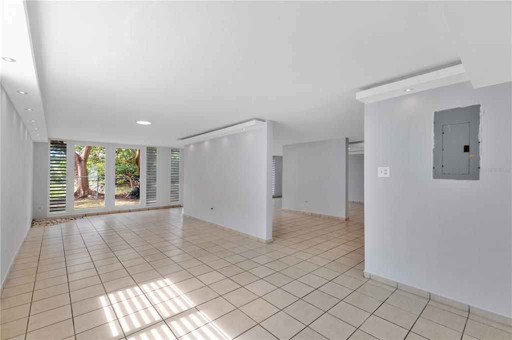 合同活跃: $320,000 (4 贝兹, 2 浴室, 2410 平方英尺)