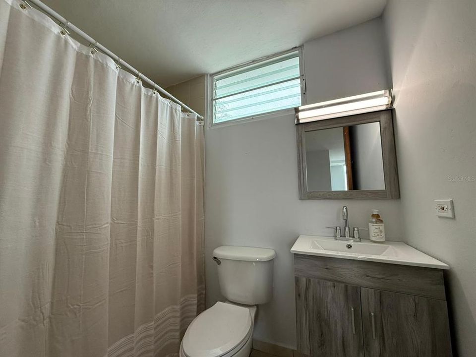 合同活跃: $320,000 (4 贝兹, 2 浴室, 2410 平方英尺)