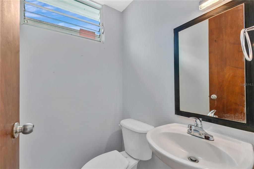 合同活跃: $320,000 (4 贝兹, 2 浴室, 2410 平方英尺)