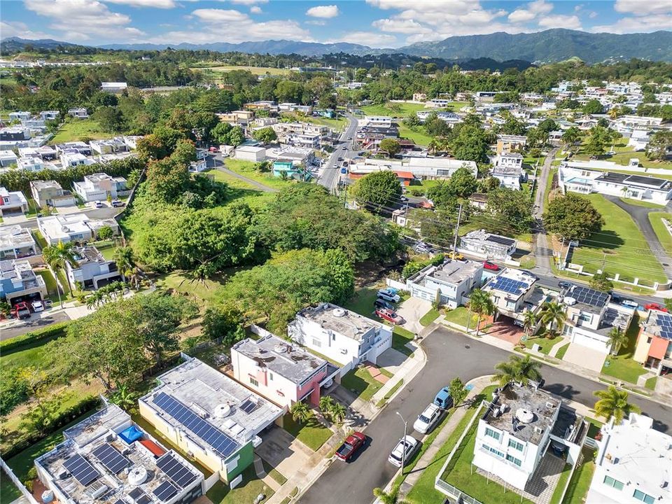 合同活跃: $320,000 (4 贝兹, 2 浴室, 2410 平方英尺)