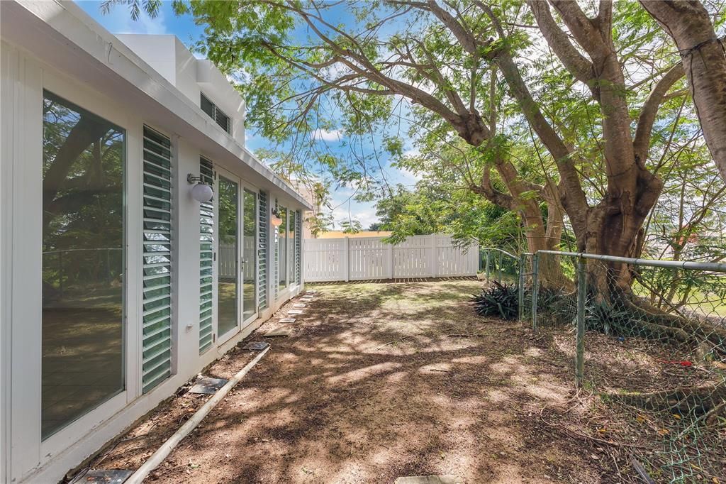 合同活跃: $320,000 (4 贝兹, 2 浴室, 2410 平方英尺)