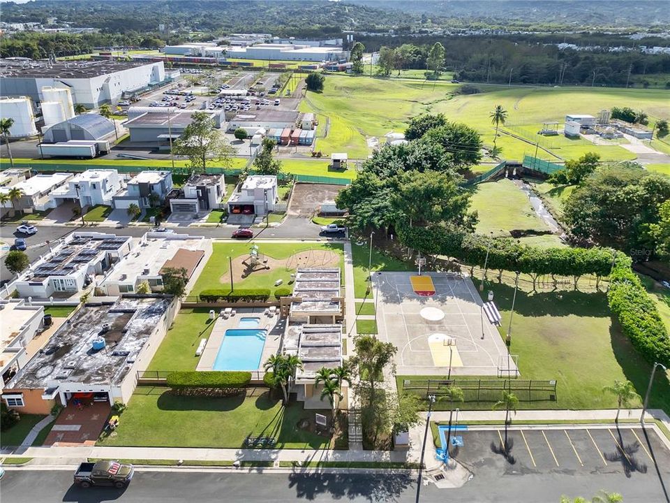 合同活跃: $320,000 (4 贝兹, 2 浴室, 2410 平方英尺)