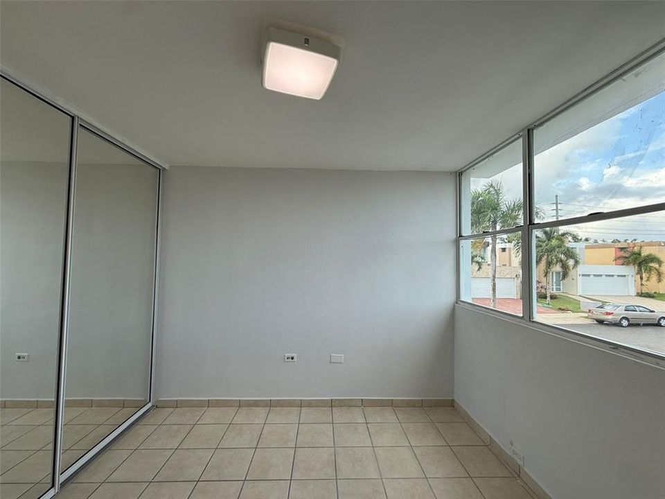 合同活跃: $320,000 (4 贝兹, 2 浴室, 2410 平方英尺)