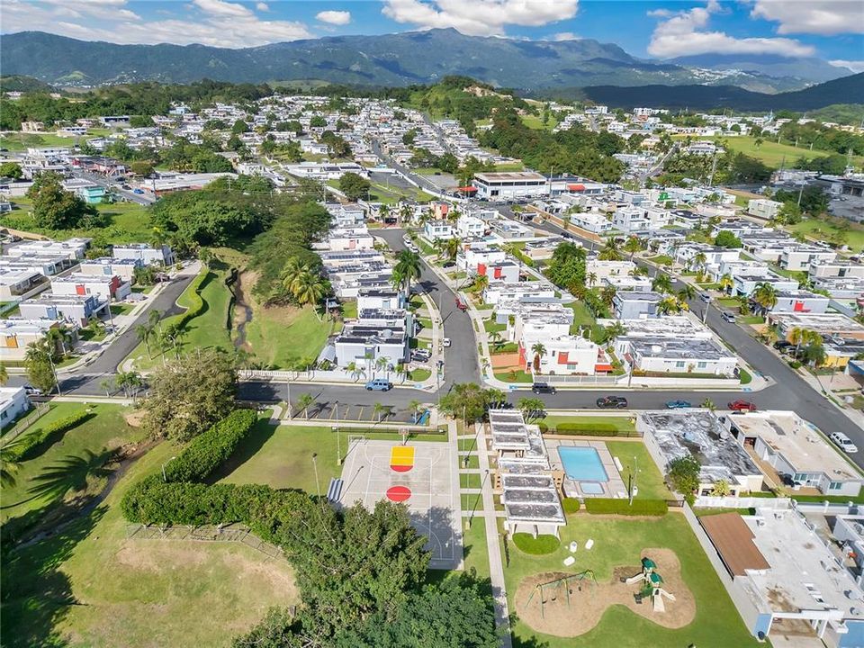 合同活跃: $320,000 (4 贝兹, 2 浴室, 2410 平方英尺)