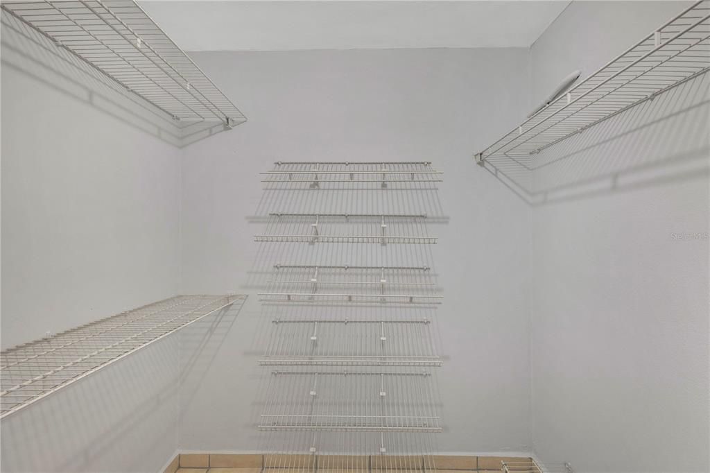 合同活跃: $320,000 (4 贝兹, 2 浴室, 2410 平方英尺)