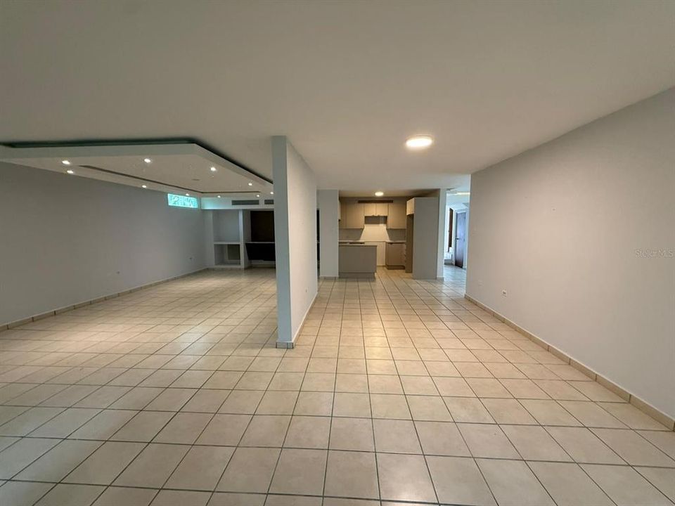 合同活跃: $320,000 (4 贝兹, 2 浴室, 2410 平方英尺)