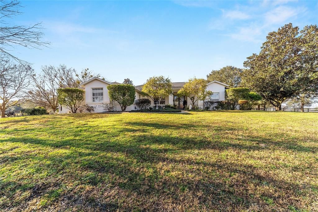 Recently Sold: $2,300,000 (3 beds, 2 baths, 2571 Square Feet)