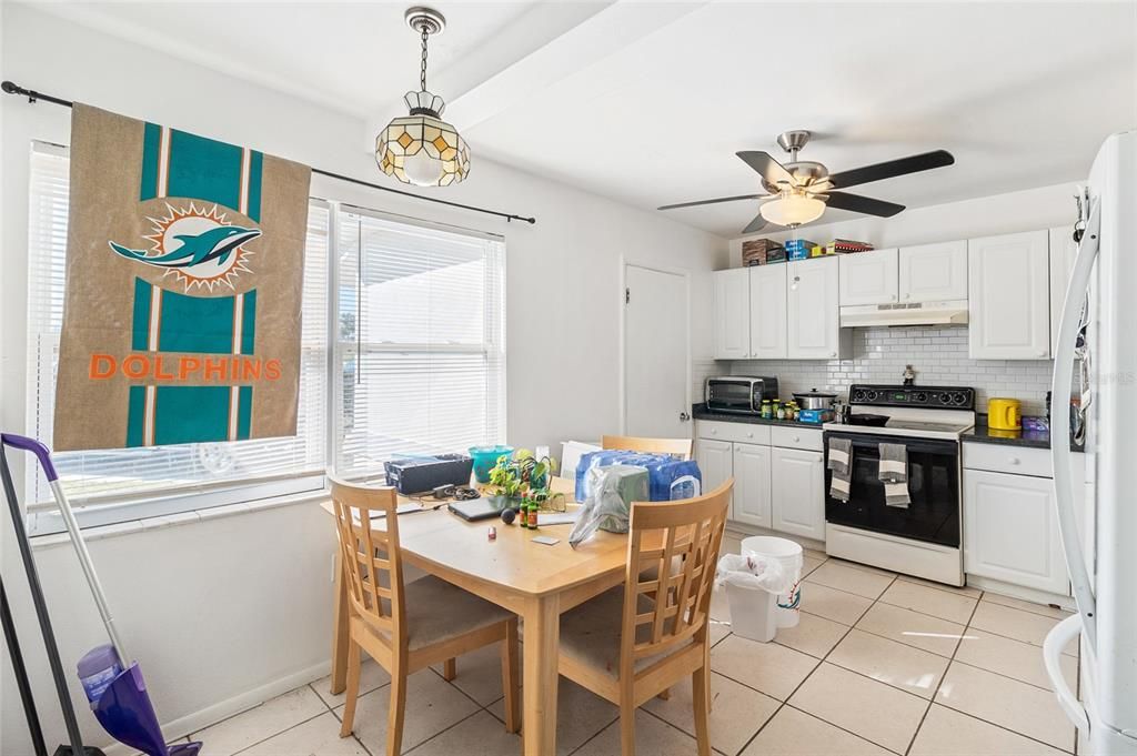 合同活跃: $249,000 (4 贝兹, 0 浴室, 2250 平方英尺)