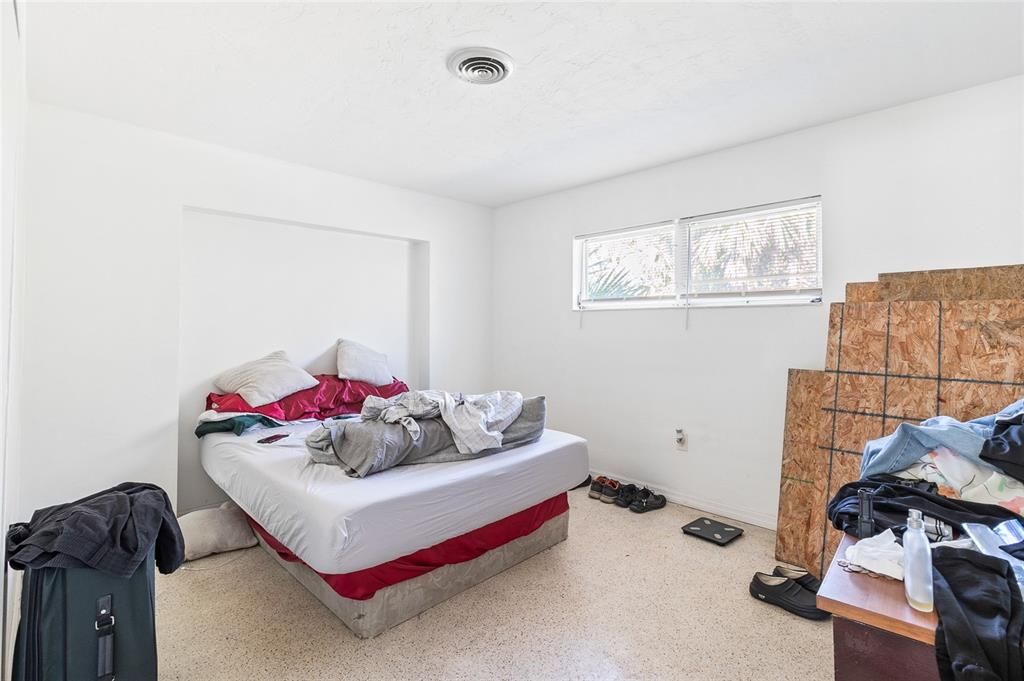 合同活跃: $249,000 (4 贝兹, 0 浴室, 2250 平方英尺)