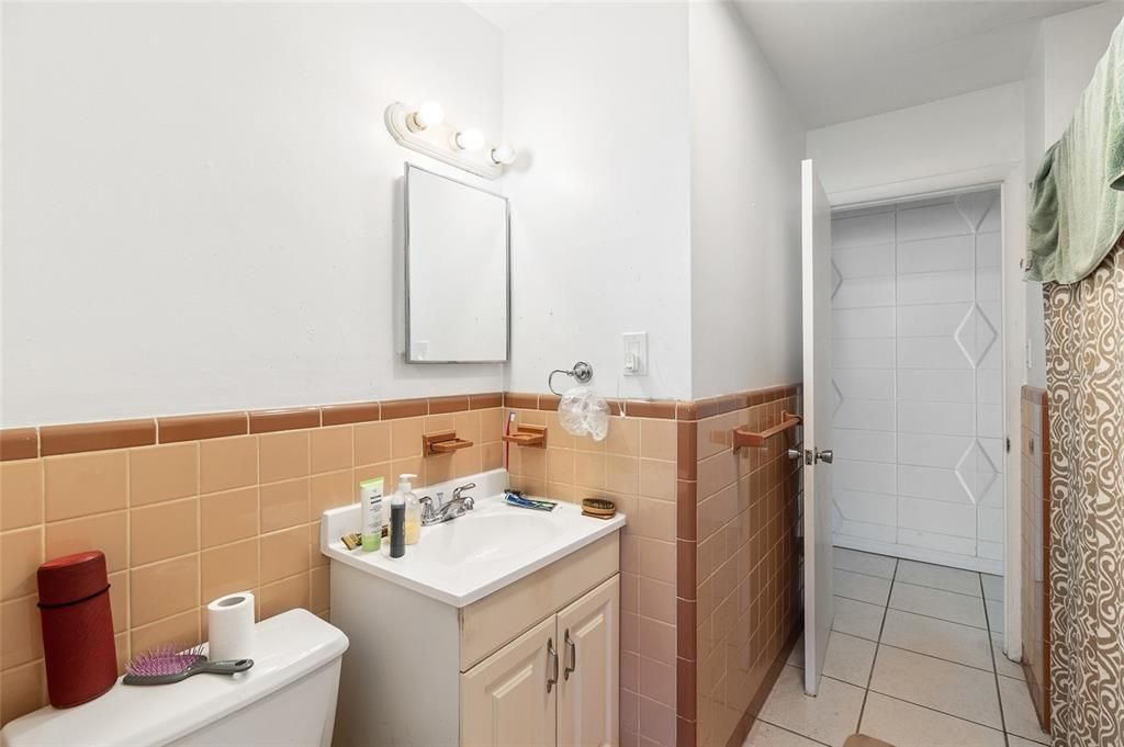 合同活跃: $249,000 (4 贝兹, 0 浴室, 2250 平方英尺)