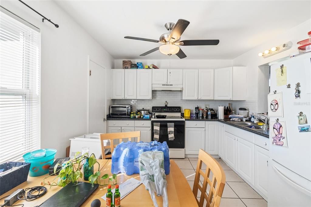 合同活跃: $249,000 (4 贝兹, 0 浴室, 2250 平方英尺)