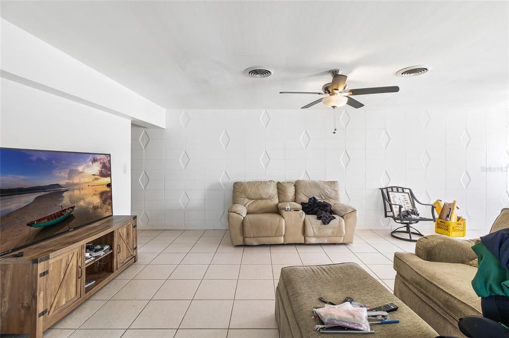 合同活跃: $249,000 (4 贝兹, 0 浴室, 2250 平方英尺)